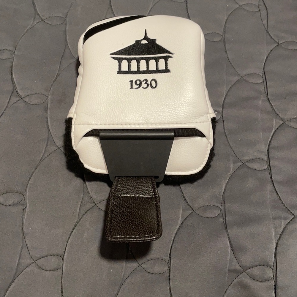 “1930” pouch